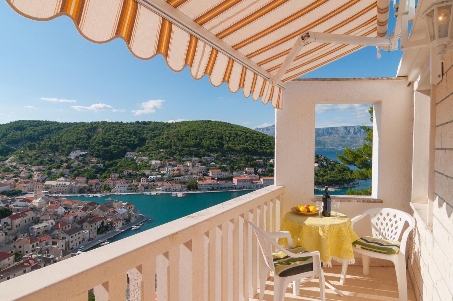 Apartments Mira - Beautiful Sea View Pucisca Bagian luar foto